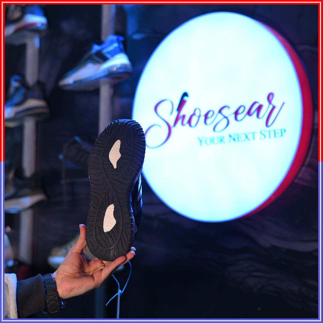 ADIiDS 600 BLACK AND WHITE