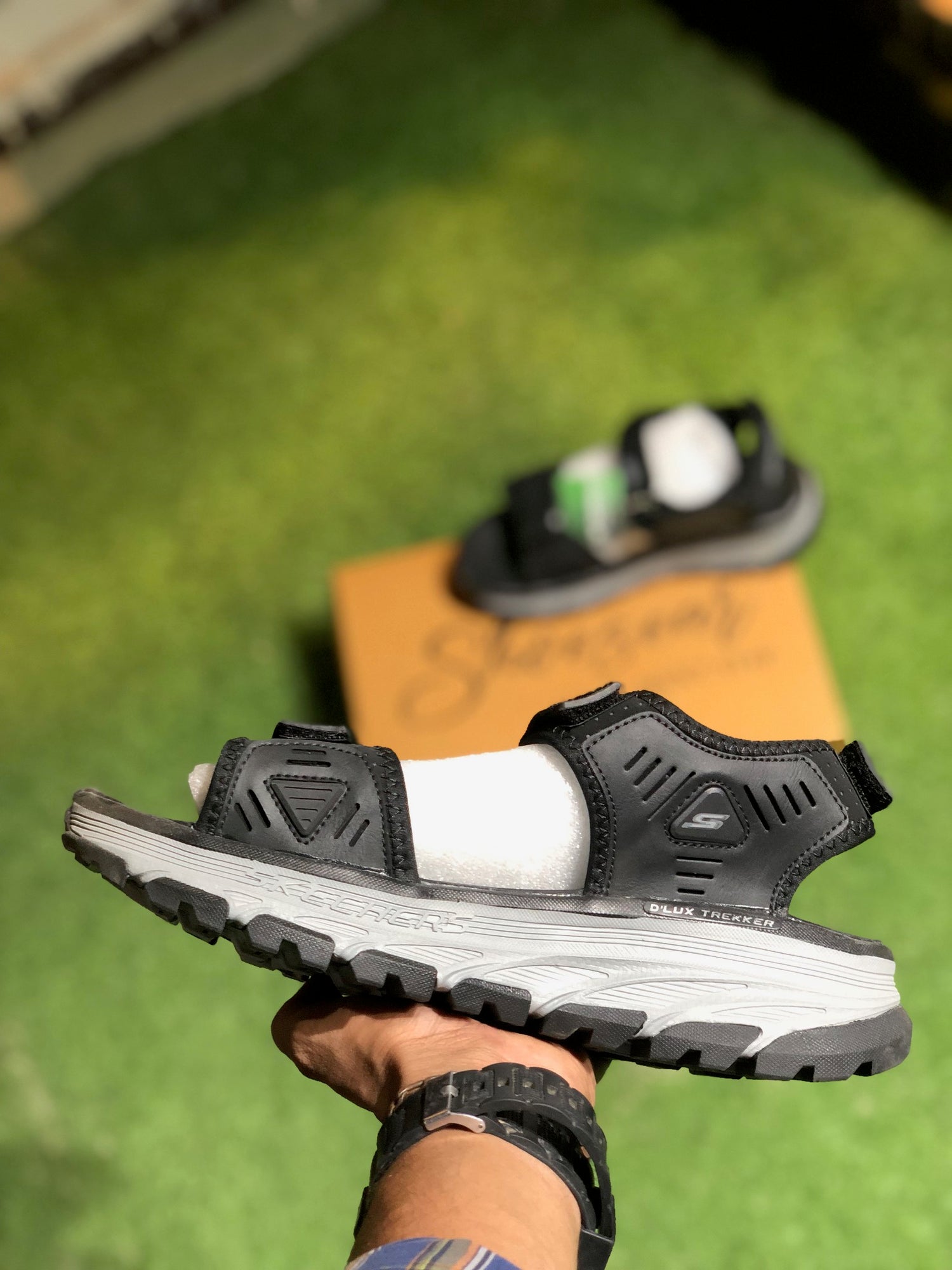 Skechers D'Lux Trekker Performance Sandals (Black)