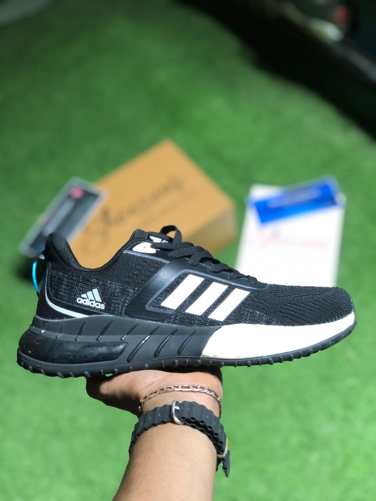 ADIiDS 600 BLACK AND WHITE